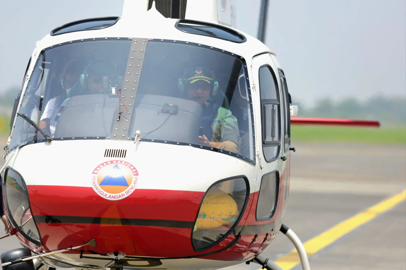 Kepala BNPB Letjen TNI Suharyanto, S. Sos., M.M. saat berada di Bandara Juanda untuk melakukan penerbangan menggunakan helikopter menuju lokasi terdampak gempa di Pulau Bawean, Kabupaten Gresik, Jawa Timur pada Minggu (24/3) siang.